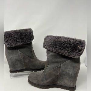 UGG Kyra wedge grey boot size 9.5